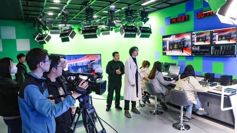 新手如何入门TVC广告片拍摄：必备设备揭秘**